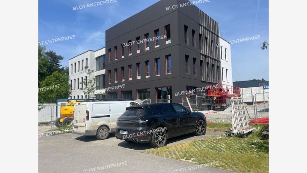 A vendre à louer bureaux 100m² ERP à Ploermel