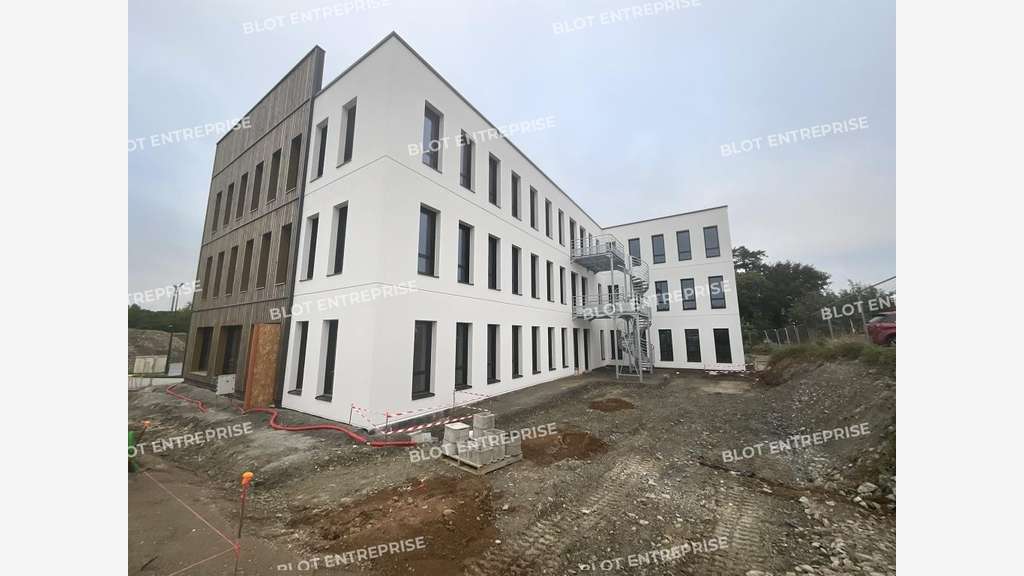 A vendre à louer bureaux 100m² ERP à Ploermel