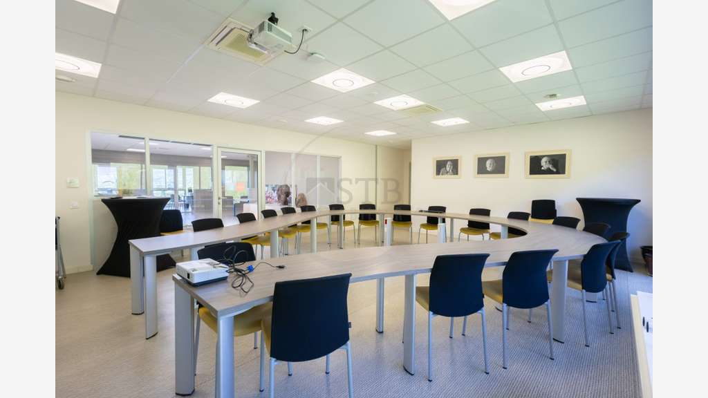 Immeuble de bureaux récent avec parking à Privas