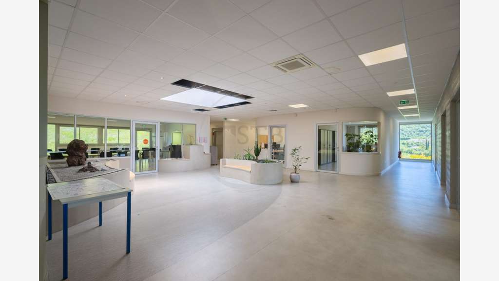 Immeuble de bureaux récent avec parking à Privas