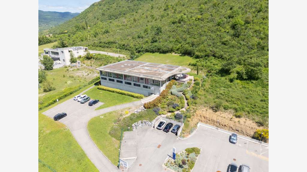 Immeuble de bureaux récent avec parking à Privas