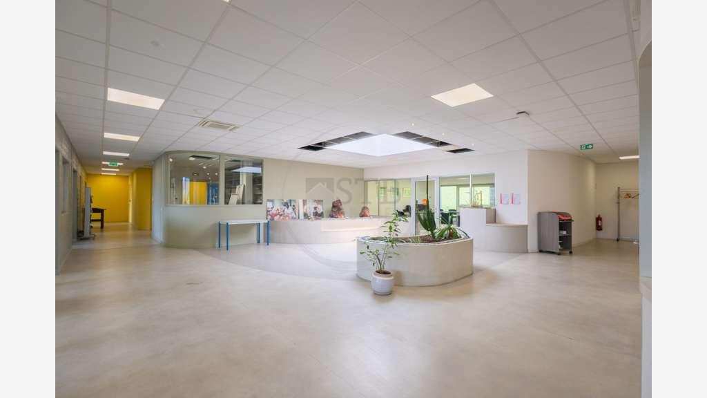 Immeuble de bureaux récent avec parking à Privas