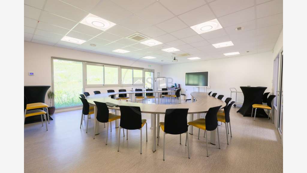 Immeuble de bureaux récent avec parking à Privas