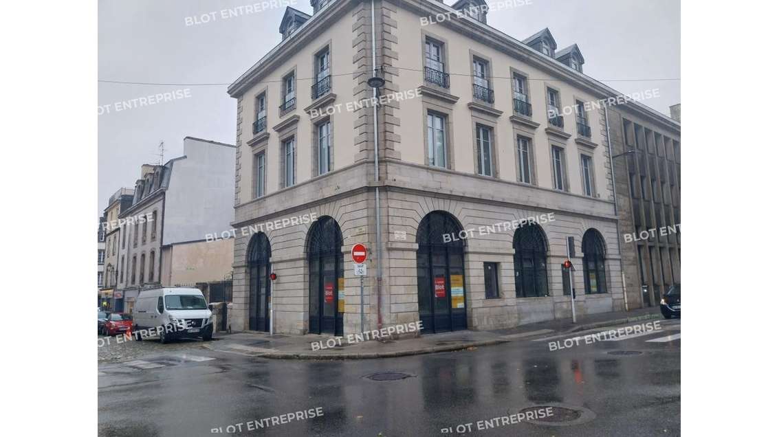 A vendre à louer local commercial et ou b