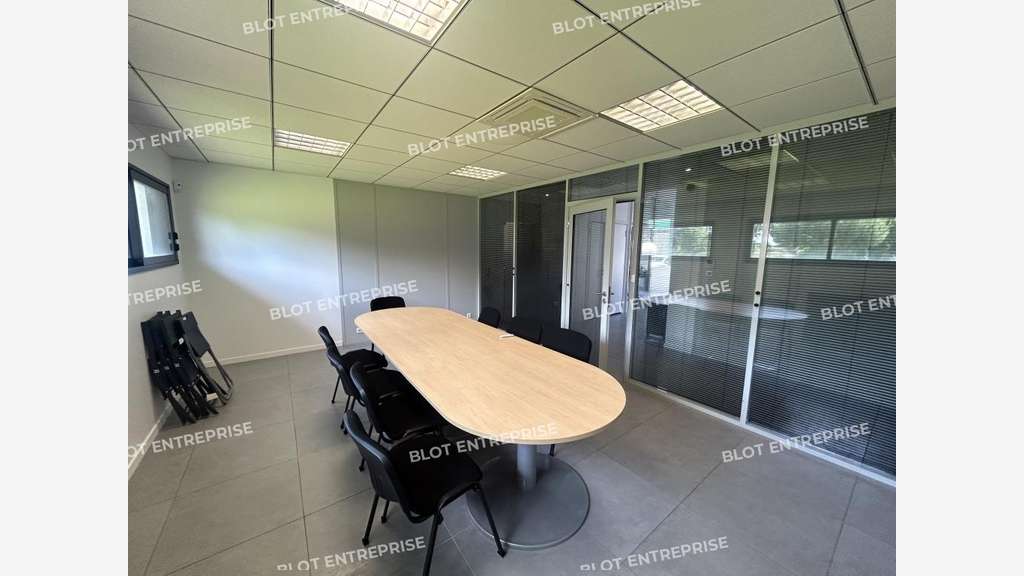 A vendre bureaux + garage de 207m² à Remouille