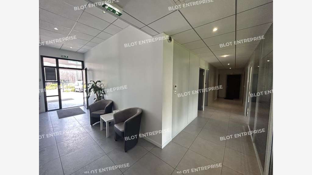 A vendre bureaux + garage de 207m² à Remouille