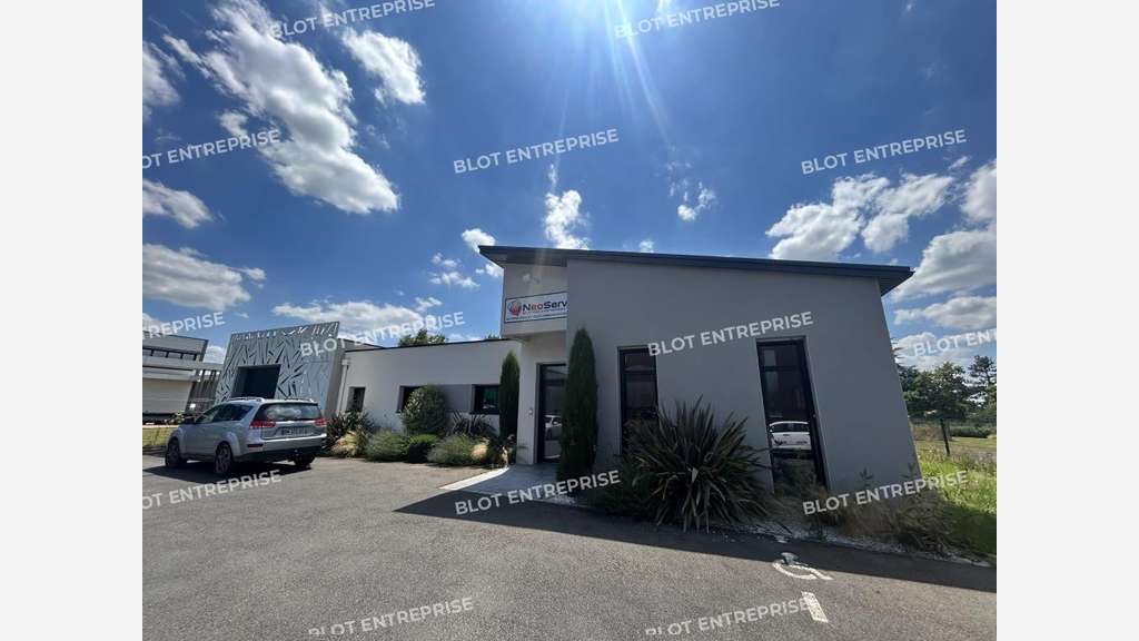 A vendre bureaux + garage de 207m² à Remouille