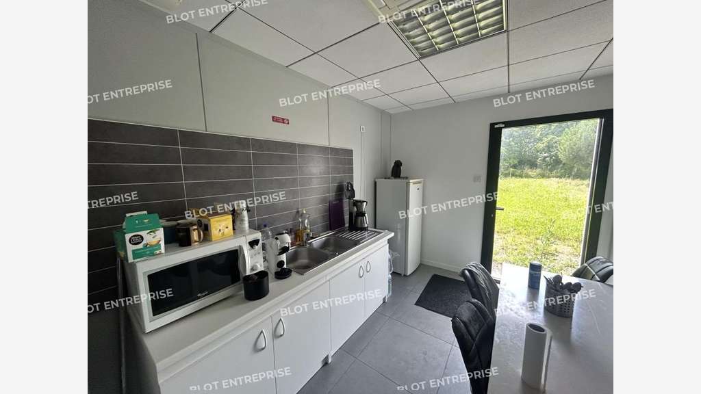 A vendre bureaux + garage de 207m² à Remouille