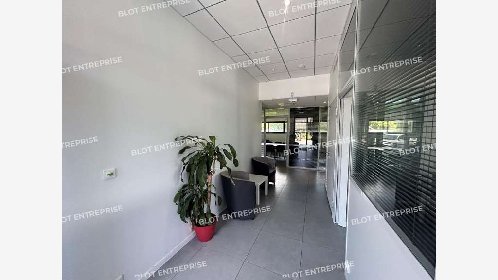A vendre bureaux + garage de 207m² à Remouille