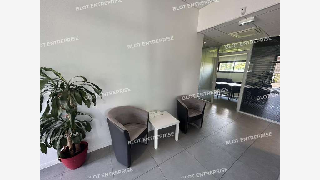 A vendre bureaux + garage de 207m² à Remouille