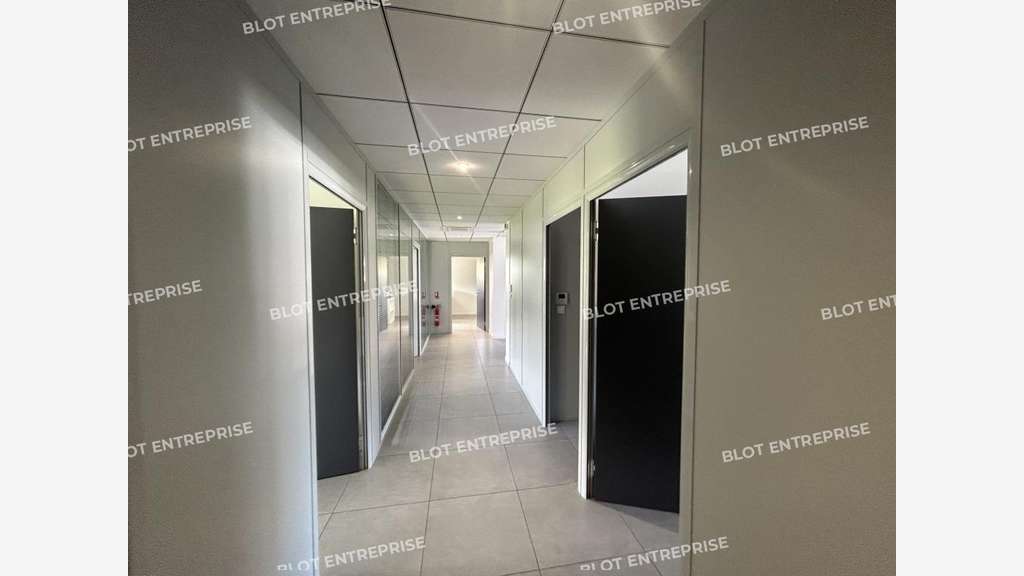 A vendre bureaux + garage de 207m² à Remouille