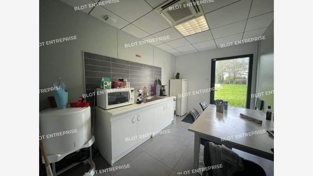 A vendre bureaux + garage de 207m² à Remouille