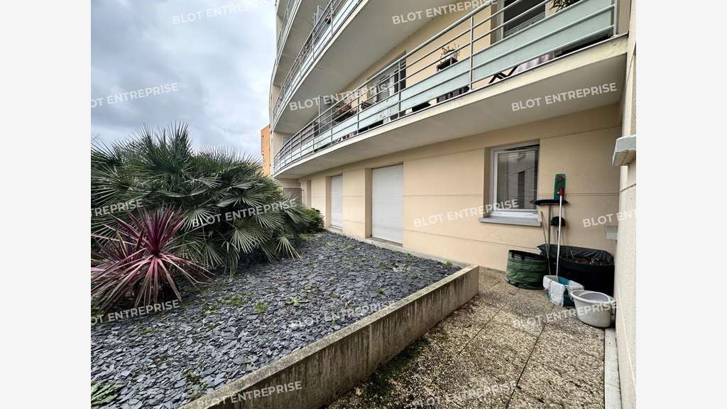 AV bureaux 79m² à centre comm la Poterie Rennes  