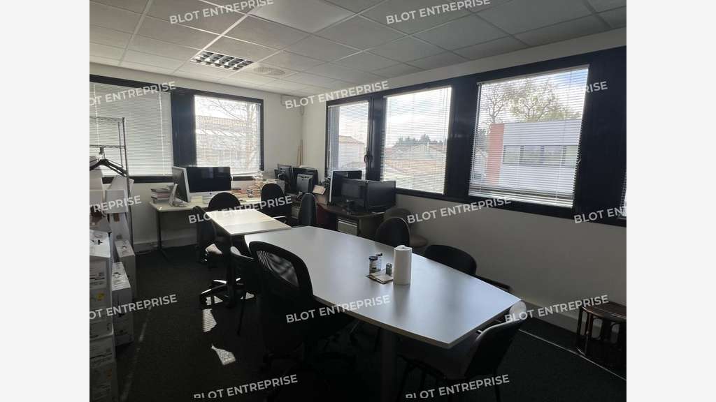 A vendre bureaux de 217m²+ parkings à Rezé