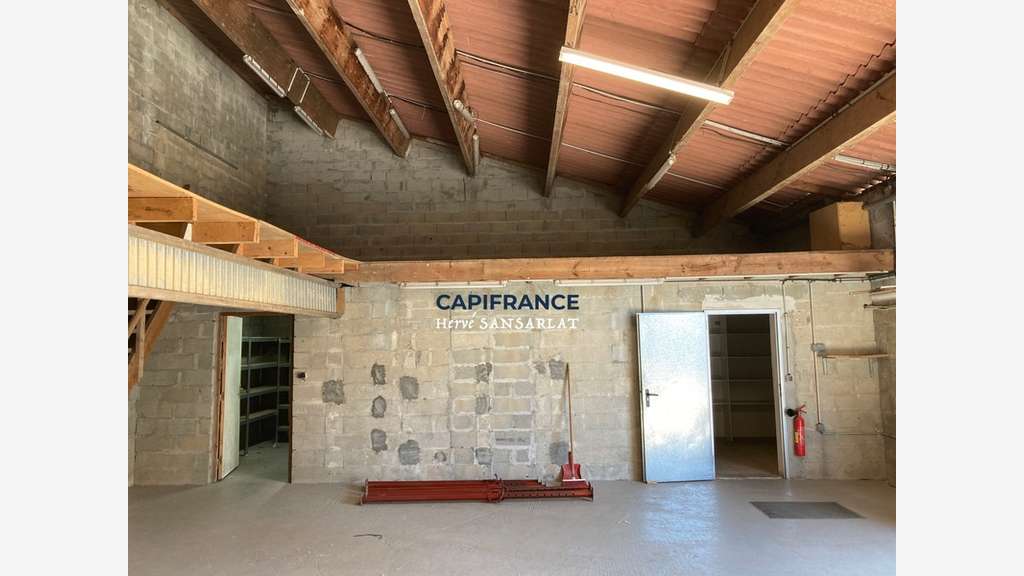 Local 564m² à vendre à Saint-André-de-Cubzac