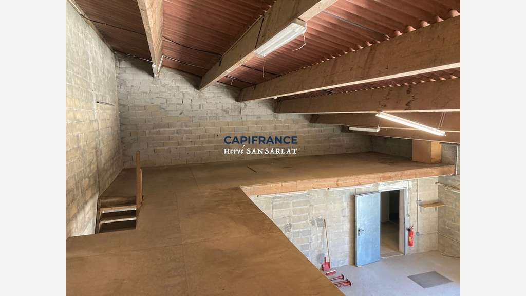Local 564m² à vendre à Saint-André-de-Cubzac