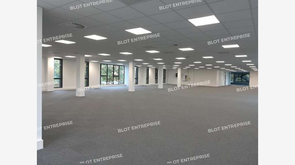 A vendre bureaux de 1116m² en R+3 à Saint Grégoire