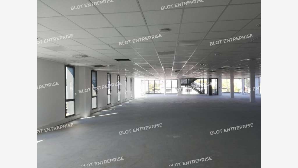 A vendre bureaux de 1116m² en R+3 à Saint Grégoire