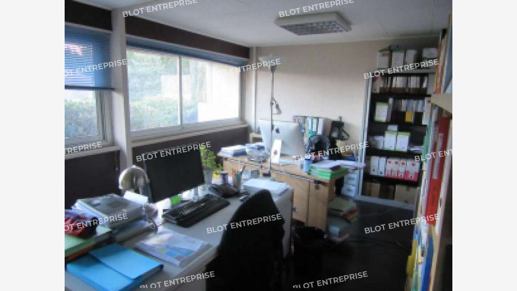 À vendre bureaux 1145m² zone de Keriven