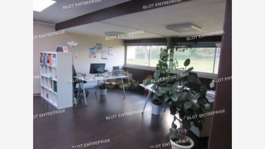 À vendre bureaux 1145m² zone de Keriven