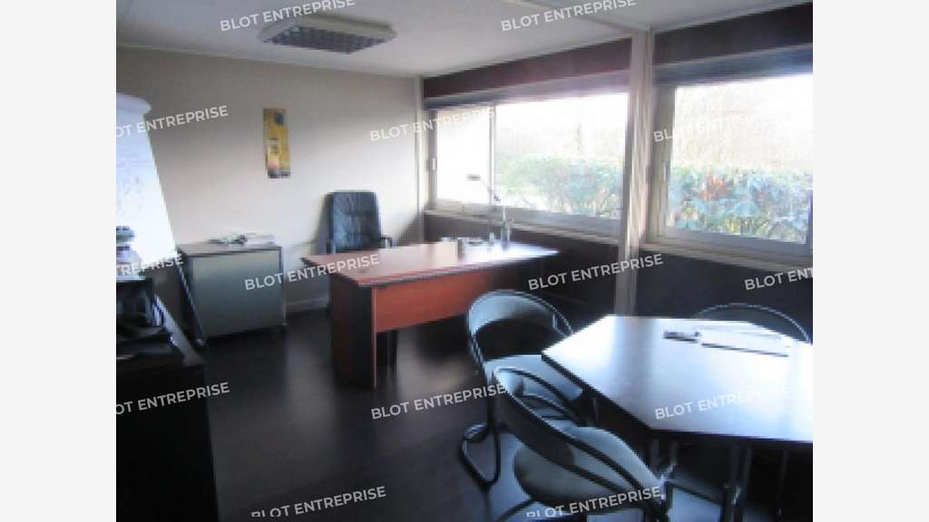 À vendre bureaux 1145m² zone de Keriven