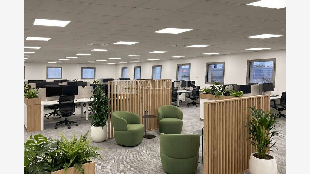 Bureaux rénovés 326m² à vendre zone Mi-Plaine