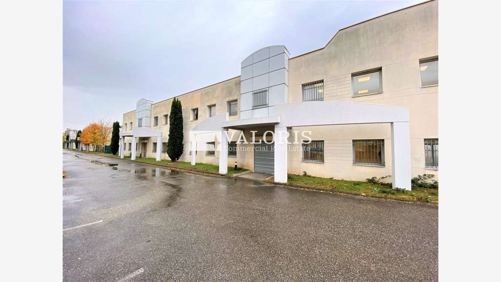 Bureaux rénovés 326m² à vendre zone Mi-Plaine