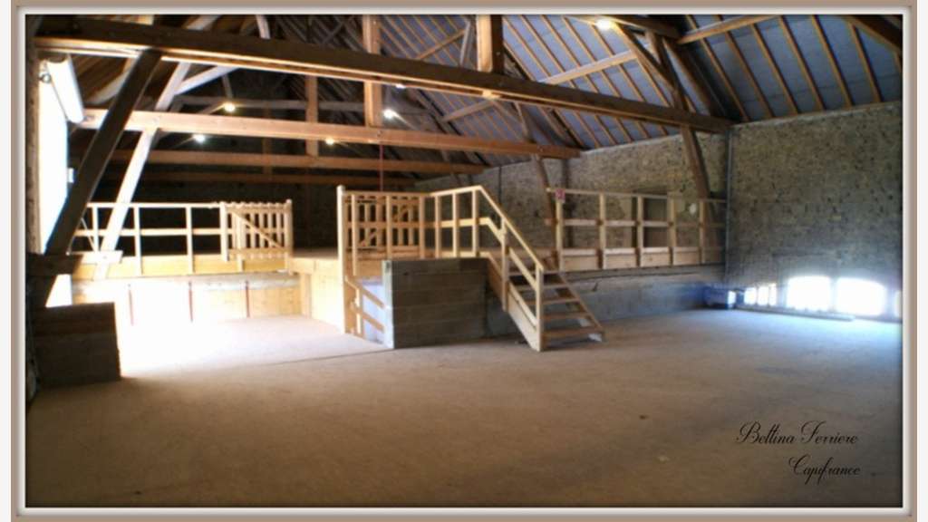 Entrepôt professionnel 590 m² sur 3 227 m² - Se
