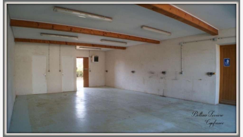 Entrepôt professionnel 590 m² sur 3 227 m² - Se