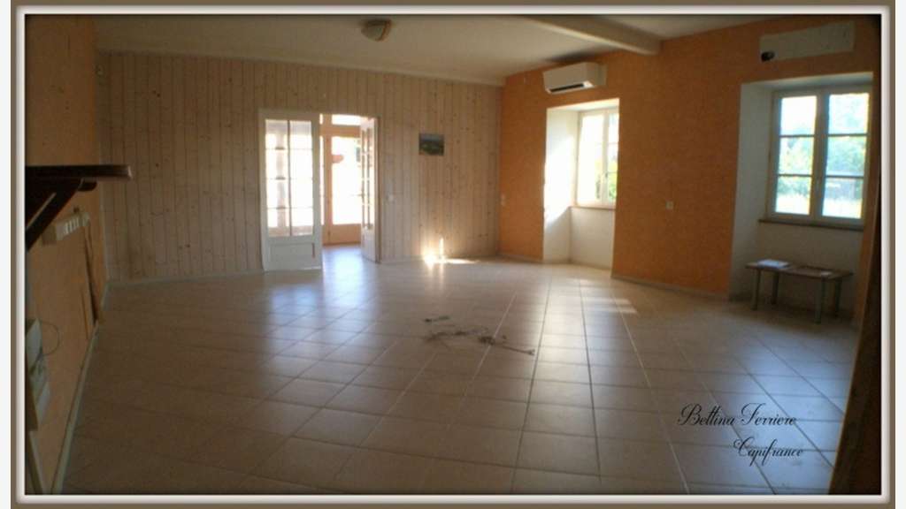 Entrepôt professionnel 590 m² sur 3 227 m² - Se