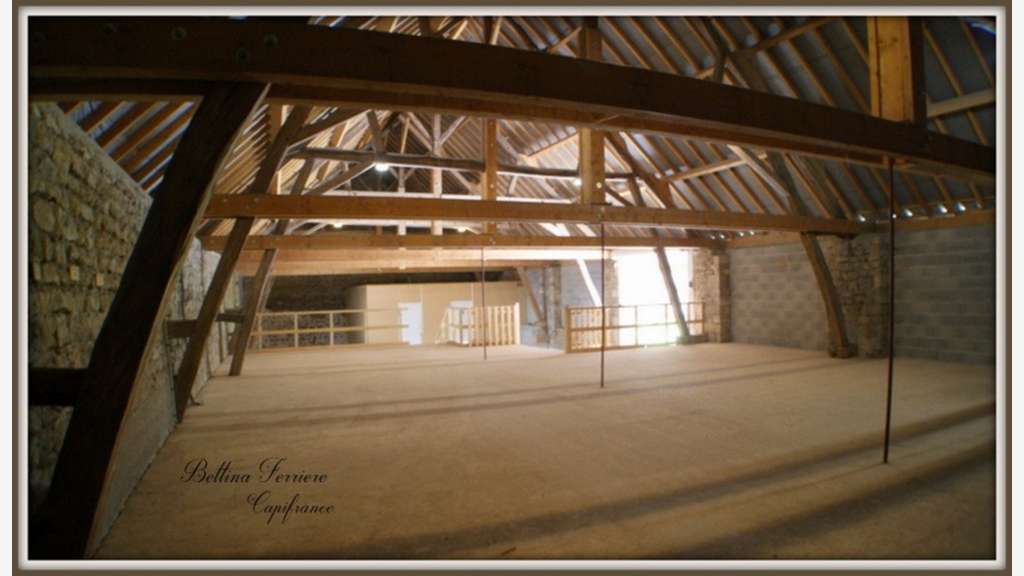 Entrepôt professionnel 590 m² sur 3 227 m² - Se