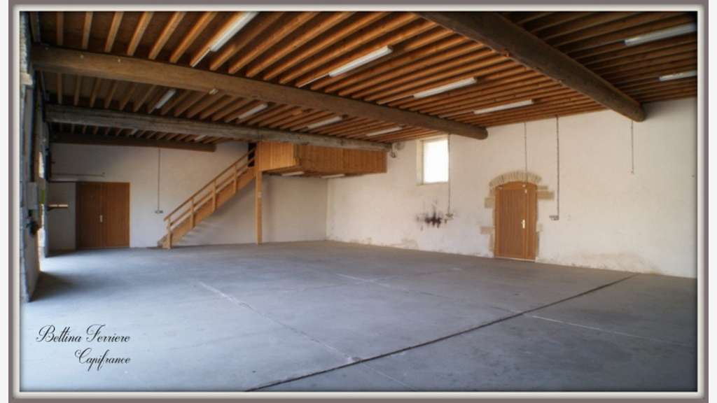 Entrepôt professionnel 590 m² sur 3 227 m² - Se