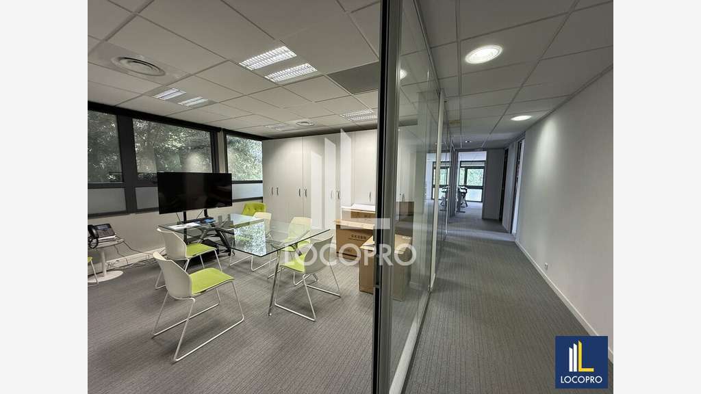 VENTE - BUREAUX CLOISONNÉS AVEC STOCKAGE ET 