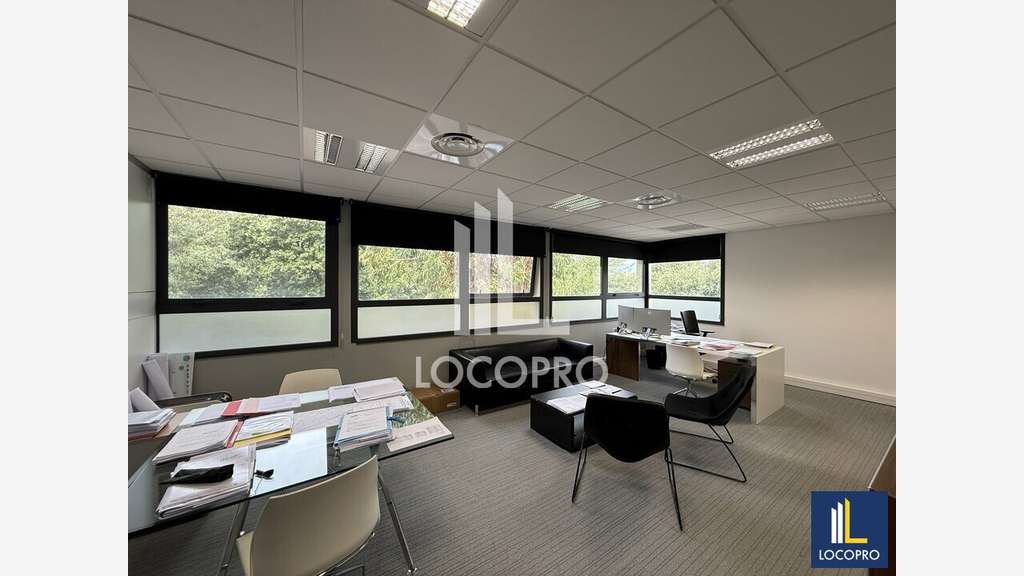 VENTE - BUREAUX CLOISONNÉS AVEC STOCKAGE ET 