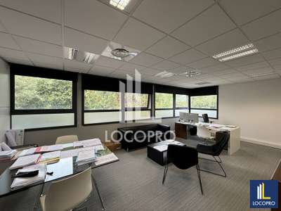 VENTE - BUREAUX CLOISONNÉS AVEC STOCKAGE ET 
