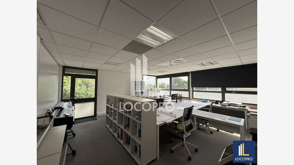 VENTE - BUREAUX CLOISONNÉS AVEC STOCKAGE ET 