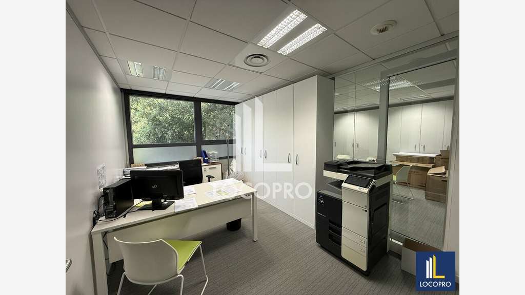 VENTE - BUREAUX CLOISONNÉS AVEC STOCKAGE ET 
