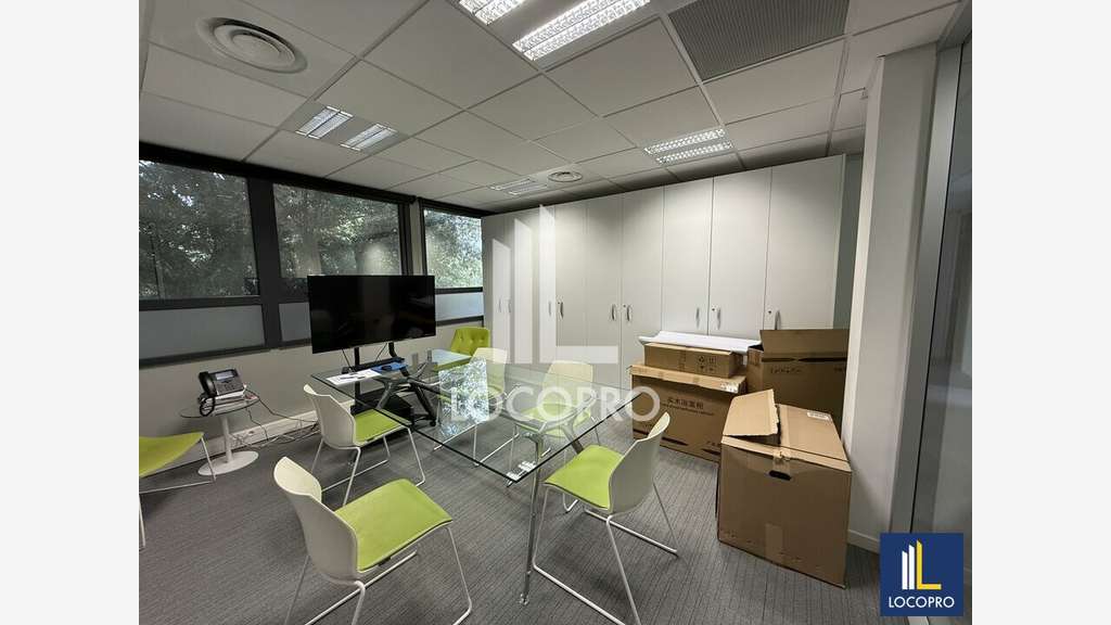 VENTE - BUREAUX CLOISONNÉS AVEC STOCKAGE ET 