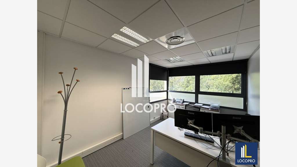 VENTE - BUREAUX CLOISONNÉS AVEC STOCKAGE ET 