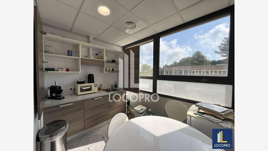 VENTE - BUREAUX CLOISONNÉS AVEC STOCKAGE ET 
