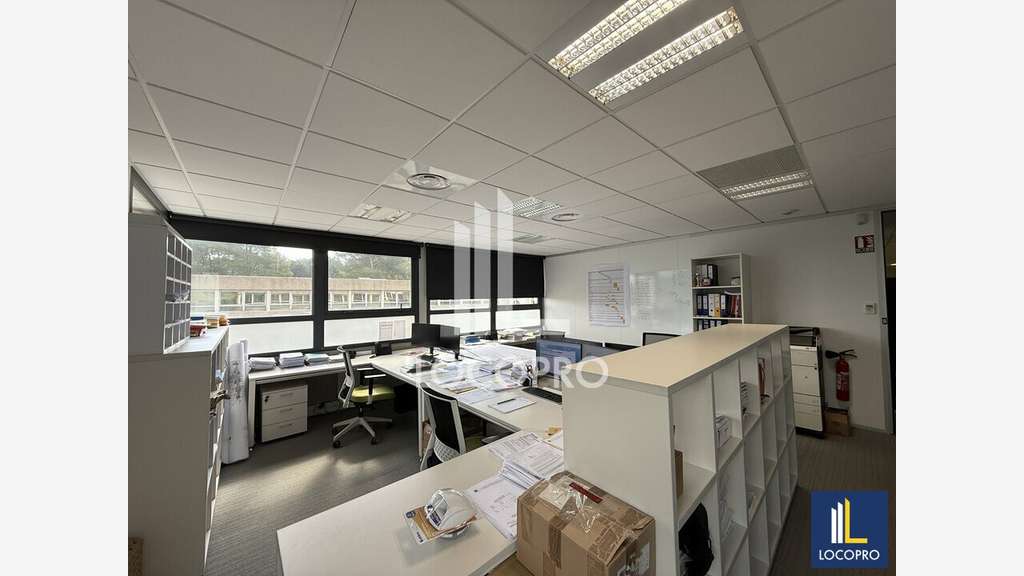 VENTE - BUREAUX CLOISONNÉS AVEC STOCKAGE ET 