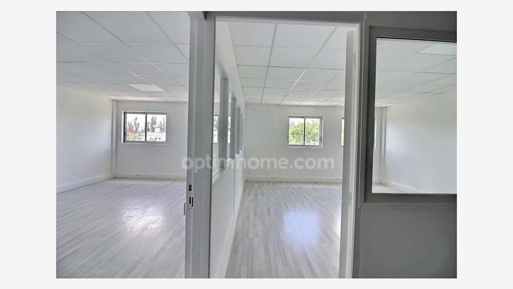 Bureau rénové 77m² à vendre à Trappes A12