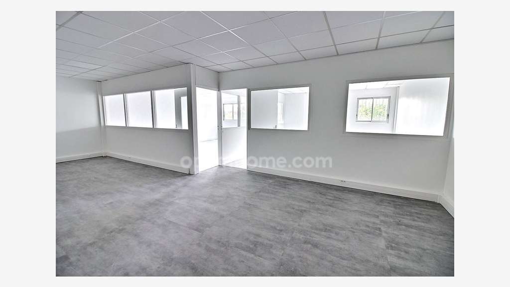 Bureau rénové 77m² à vendre à Trappes A12