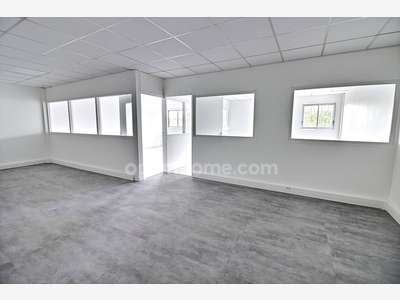Bureau rénové  77m² à vendre à Trappes A12