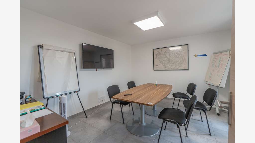 Bâtiment 590m² 5 km de Troyes à 3 mn de la rocade