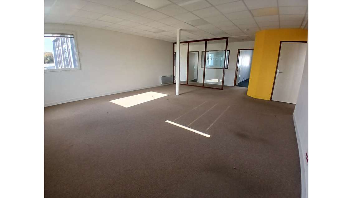 A vendre plateau de bureau 220m² zone de Laroiseau