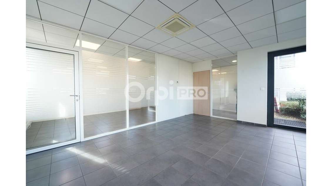 Local mixte 587m² à vendre à Vénissieux