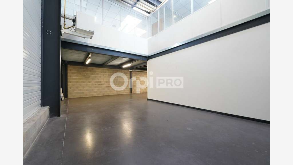 Local mixte 587m² à vendre à Vénissieux