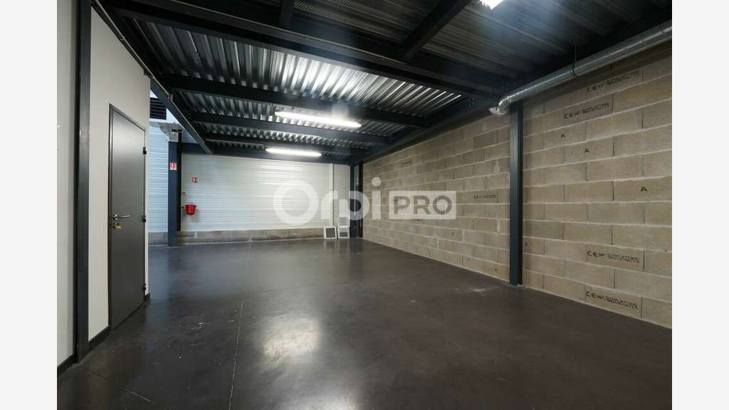 Local mixte 587m² à vendre à Vénissieux