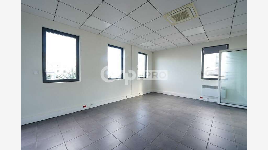 Local mixte 587m² à vendre à Vénissieux